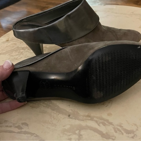 Liz Claiborn "Cindy Heeled Mule 2-toned leather. Size 8 - Gently Loved - Picture 3 of 6